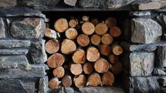 Wacht niet tot je haardhout vanzelf droogt: zo versnel je het droogproces vele malen